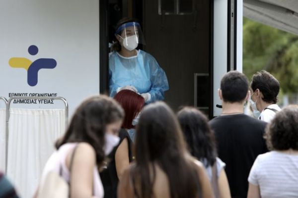 Κοροναϊός: Ανησυχία από την εκτόξευση των εισαγωγών στα νοσοκομεία – Αύξηση κατά 539% από τις αρχές Ιουλίου