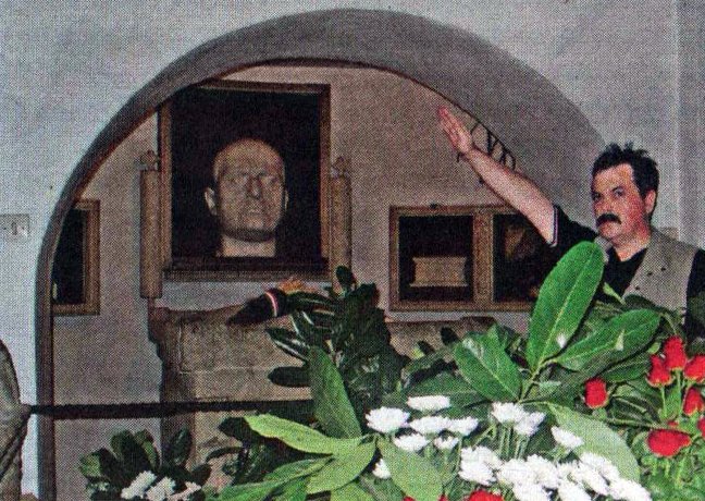 Όταν ο Χρήστος Παππάς πήγαινε στον τάφο του Μουσολίνι