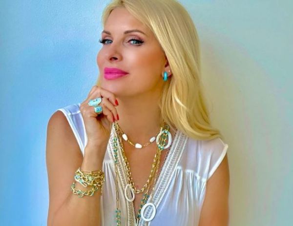 Ελένη Μενεγάκη: Πρωινός καφές με θέα στο Αιγαίο