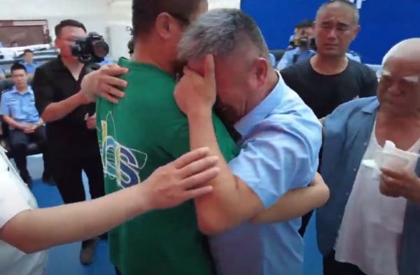 Η συγκινητική στιγμή που γονείς σμίγουν με τον γιο τους 24 χρόνια μετά την απαγωγή του