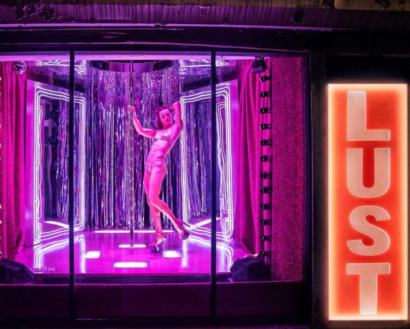 Τα θανάσιμα αμαρτήματα μπήκαν σε βιτρίνες καταστημάτων