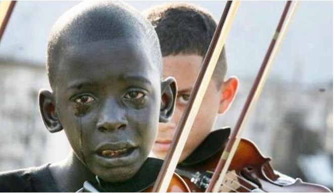 Η ιστορία πίσω από τη φωτογραφία με τον θλιμμένο μαθητή-βιολιστή