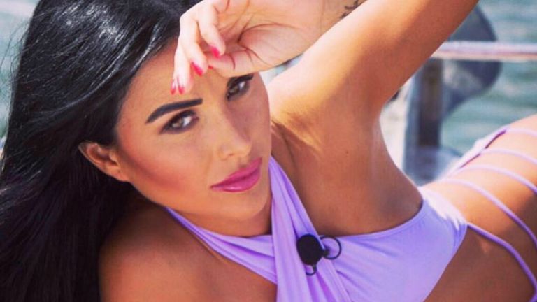 Daniela Crudu: Η παρουσιάστρια της ρουμανικής τηλεόρασης που ξετρελαίνει τους θεατές