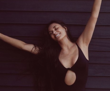 Το μπικίνι που επέλεξε η Ντέμι Μουρ για τις βουτιές της στα ελληνικά νησιά