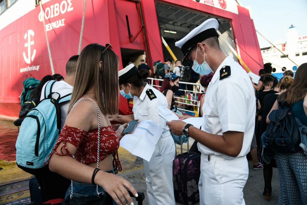 Μετακινήσεις: Μεγάλες ουρές στο λιμάνι του Πειραιά – Πώς θα ταξιδέψετε με πλοίο