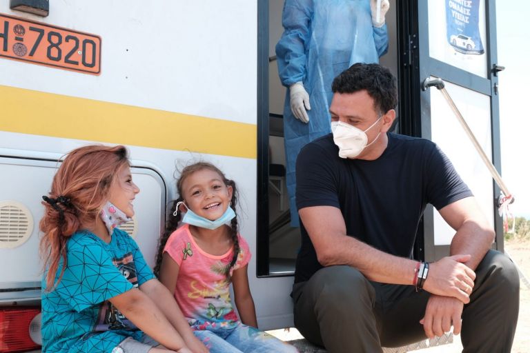 Κικίλιας: Με σεβασμό και αγάπη παροτρύνουμε και τους Ρομά συμπολίτες μας να εμβολιαστούν