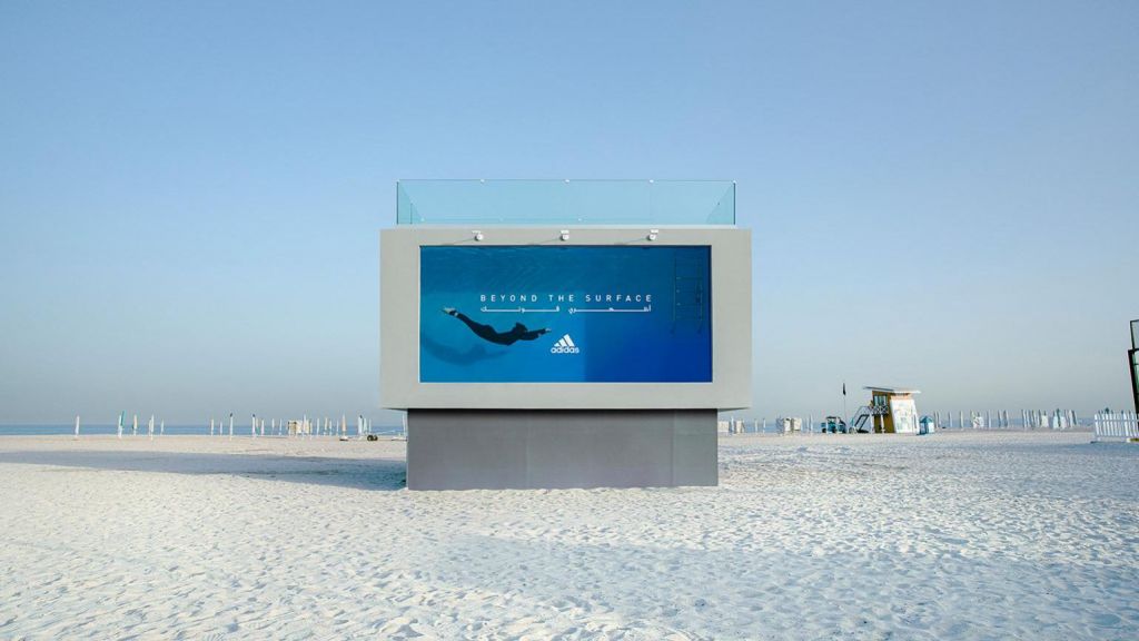 Σε αυτή την διαφημιστική πινακίδα μπορεί κανείς να… κολυμπήσει για καλό σκοπό