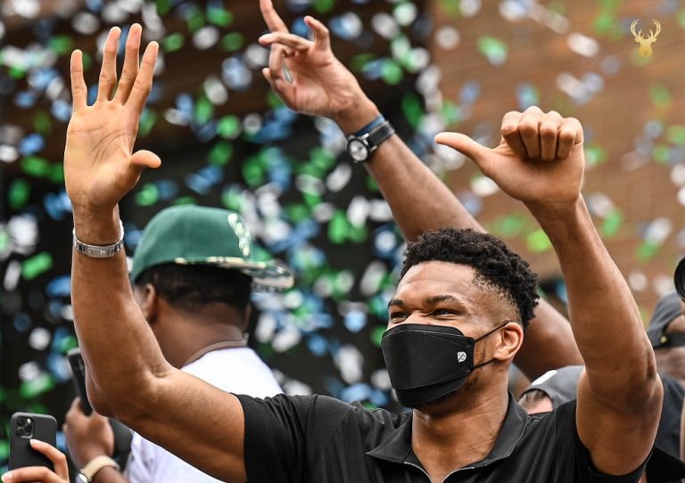 Αντετοκούνμπο: «Είναι τρελό ότι εγώ και δύο από τα αδέρφια μου είμαστε πρωταθλητές»