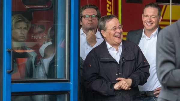 Γερμανία: Απίστευτη εικόνα πρωθυπουργού – Ξεκαρδίζεται ενώ ο πρόεδρος μιλά για τα θύματα των καταστροφών