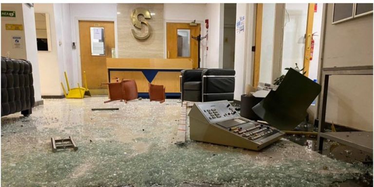 Κύπρος: Επεισόδια στο Προεδρικό Μέγαρο και εισβολή σε τηλεοπτικό σταθμό από διαδηλωτές κατά του εμβολίου