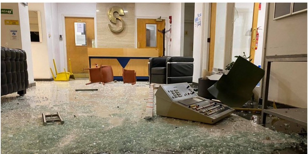 Κύπρος: Επεισόδια στο Προεδρικό Μέγαρο και εισβολή σε τηλεοπτικό σταθμό από διαδηλωτές κατά του εμβολίου