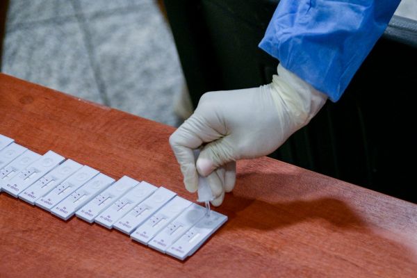 Κοροναϊός: Απίστευτη καταγγελία – Ξενοδόχος πέταξε έξω ζευγάρι επειδή ο άνδρας εντοπίστηκε θετικός
