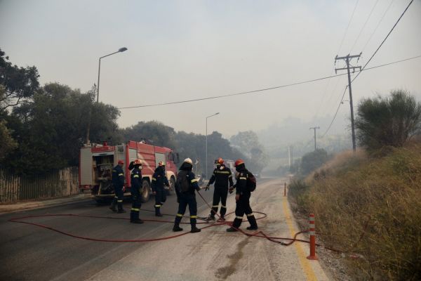 Φωτιά στην Αχαΐα – Οδηγίες για τους οδηγούς – Ποιοι δρόμοι παραμένουν κλειστοί