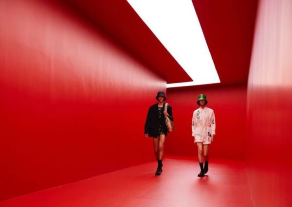 Ένα κατακόκκινο τούνελ Prada