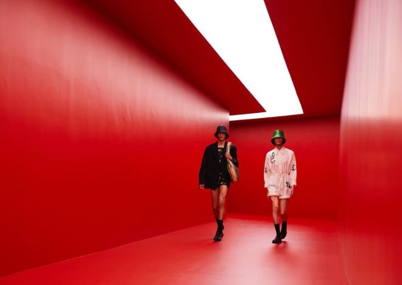 Ένα κατακόκκινο τούνελ Prada