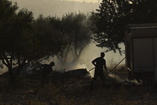 Αχαΐα: Βελτιωμένη η εικόνα στη Δροσιά – Οριοθετήθηκε η φωτιά στην Ελεκίστρα