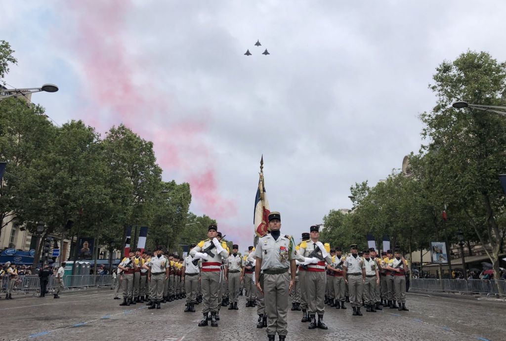 Παρίσι: Πρόταση γάμου στη στρατιωτική παρέλαση για την επέτειο της κατάληψης της Βαστίλλης