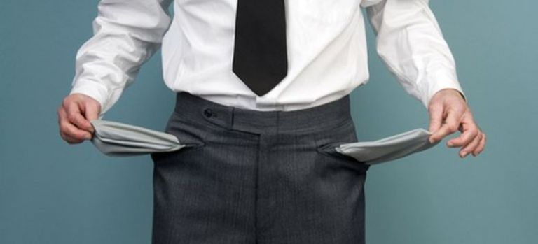 Σκλάβοι της εφορίας οι Έλληνες: Δουλεύουμε 179 μέρες το χρόνο για να πληρώνουμε φόρους και ασφαλιστικές εισφορές