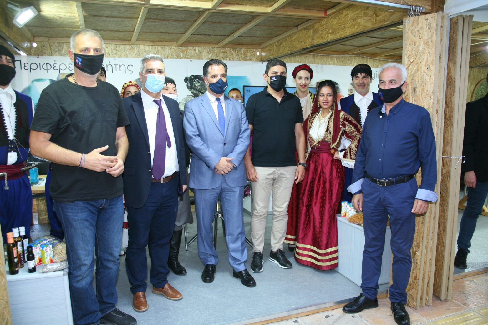 Εγκαίνια για την έκθεση με τοπικά προϊόντα της Κρήτης στο Πασαλιμάνι