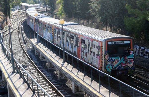 Φωτιά στις γραμμές του ΗΣΑΠ μεταξύ Πειραιά και Φαλήρου