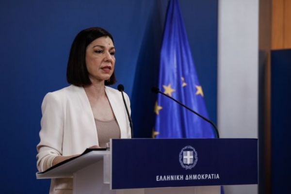 Δείτε live την ενημέρωση από την κυβερνητική εκπρόσωπο Αριστοτελία Πελώνη