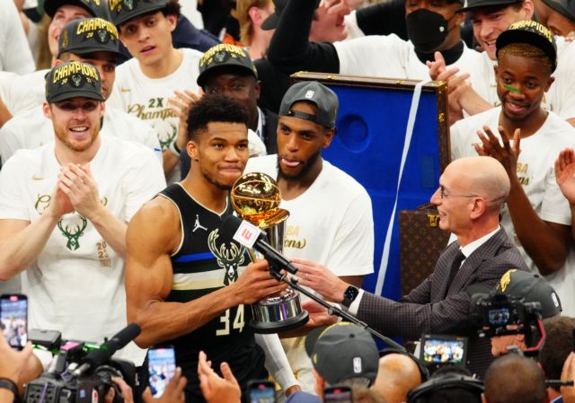 Αντετοκούνμπο: «Χρυσάφι» στα χέρια του νέου βασιλιά του NBA