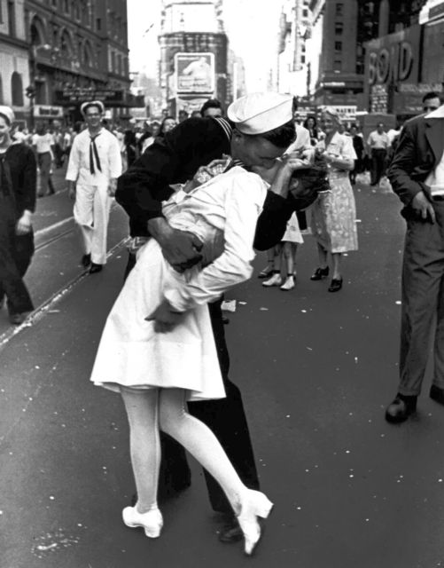 Τα 10+1 πιο εμβληματικά φιλιά της ιστορίας, για την Παγκόσμια Ημέρα Φιλιού