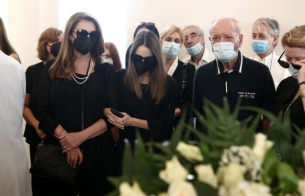 Κηδεία Τόλη Βοσκόπουλου: Μεγάλη συγκίνηση, τραγούδια και χειροκροτήματα