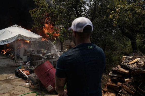 Φωτιά στη Σταμάτα: Σε ΚΑΤ και Αγ. Ολγα μεταφέρθηκαν τραυματίες