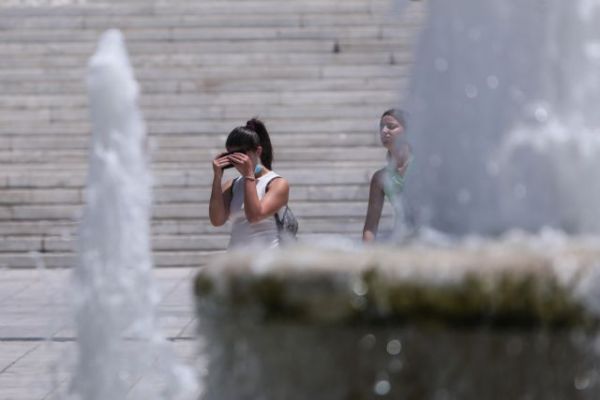 Καιρός: Αφόρητος καύσωνας με 44άρια «καίει» την Ελλάδα – Πού υπάρχει κίνδυνος πυρκαγιών [χάρτες]