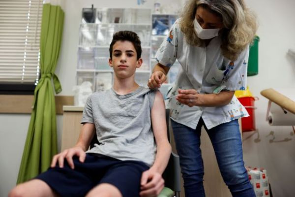 Κοροναϊός: Γιατί η Επιτροπή είπε το «ναι» στον εμβολιασμό των εφήβων 15 έως 17 ετών – Πώς θα γίνεται, πότε ξεκινά