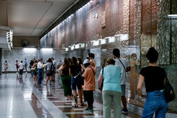 Σύνταγμα: Κοσμοσυρροή για ένα δωρεάν rapid test λίγο πριν τις διακοπές [εικόνες]