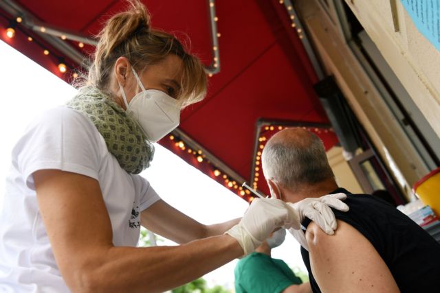 Γερμανία: Μπόνους εμβολιασμού προτείνουν επιστήμονες - Αναφέρονται στο παράδειγμα της Ελλάδας