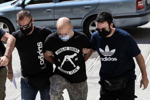 Ηλιούπολη: Αρνείται τις κατηγορίες και κατηγορεί την 19χρονη ο αστυνομικός – «Μόνη της εκδιδόταν»