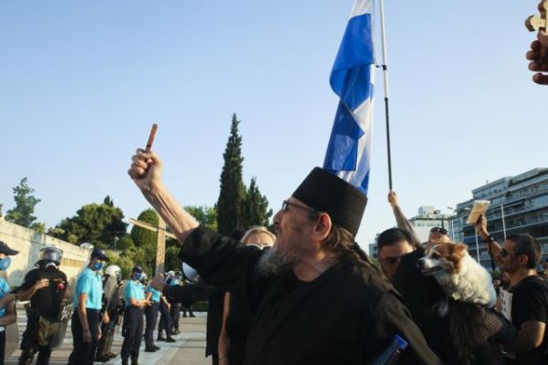 Αντιεμβολιαστές: Συγκεντρώσεις με λάβαρα και σταυρούς την ώρα που η μετάλλαξη «Δέλτα» καλπάζει
