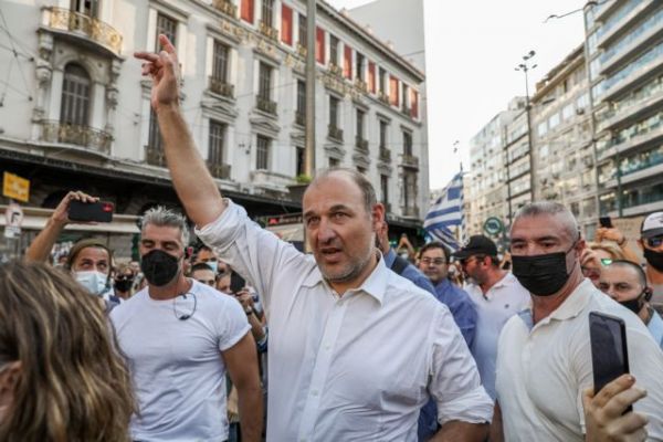 Φαίδων Βόβολης: Ποιος είναι ο αρνητής γιατρός που οργάνωσε την συγκέντρωση των αντιεμβολιαστών στην Ομόνοια