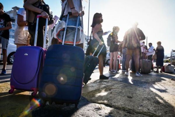 Με μεγάλη πληρότητα αναχωρούν τα πλοία από τον Πειραιά