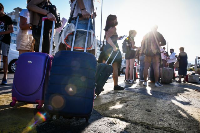 Με μεγάλη πληρότητα αναχωρούν τα πλοία από τον Πειραιά