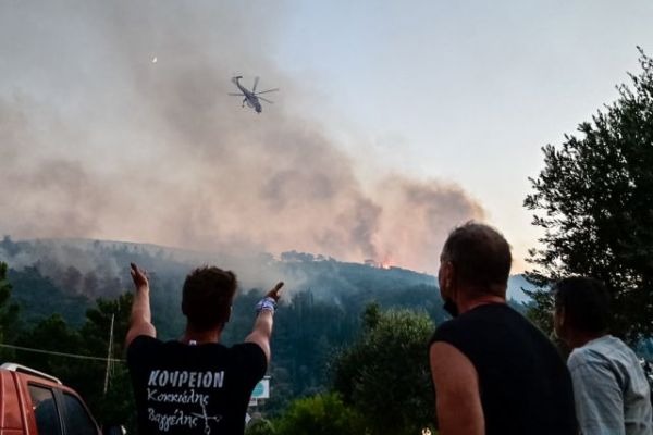 Σάμος: Μάχη με τις φλόγες δίνουν για δεύτερη μέρα οι πυροσβέστες – Εμπρησμό καταγγέλλει ο δήμαρχος