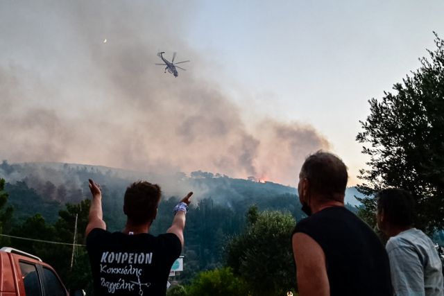Σάμος: Μάχη με τις φλόγες δίνουν για δεύτερη μέρα οι πυροσβέστες - Εμπρησμό  καταγγέλλει ο δήμαρχος | in.gr