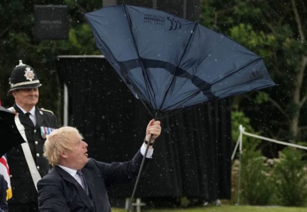 H «μάχη» του Μπόρις Τζόνσον με μια ομπρέλα και τα γέλια του πρίγκιπα Καρόλου