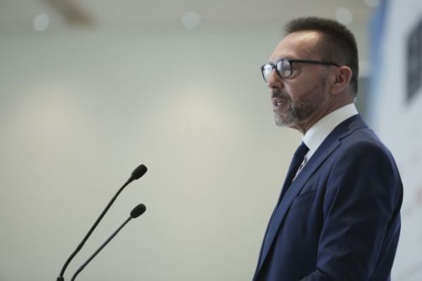 Στουρνάρας: Πρέπει να μείνουν ζωντανές οι μικρομεσαίες επιχειρήσεις