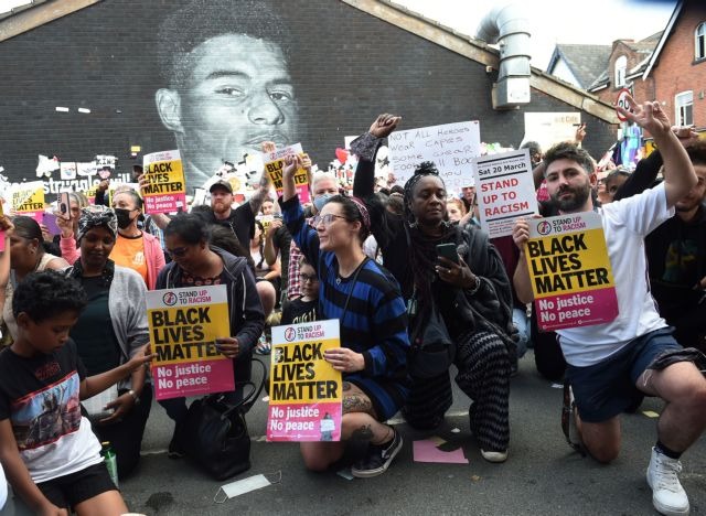 Βρετανία: Αντιρατσιστική πορεία μπροστά από την τοιχογραφία του Μάρκους Ράσφορντ