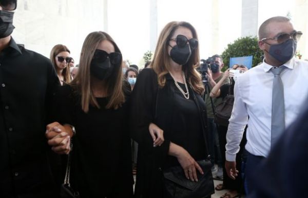Κηδεία Τόλη Βοσκόπουλου: Συντετριμμένες η Άντζελα Γκερέκου και η κόρη του Μαρία