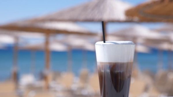 Παγάκια: Πώς θα τα διατηρήσετε «ζωντανά» και τον καφέ κρύο!