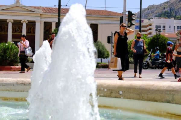 Ιατρικός Σύλλογος: 8+1 οδηγίες προφύλαξης από τον καύσωνα – Τι να προσέξουν οι Αθηναίοι