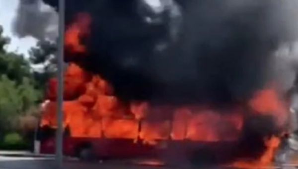 Θεσσαλονίκη: Στις φλόγες λεωφορείο του ΚΤΕΛ – Δείτε βίντεο