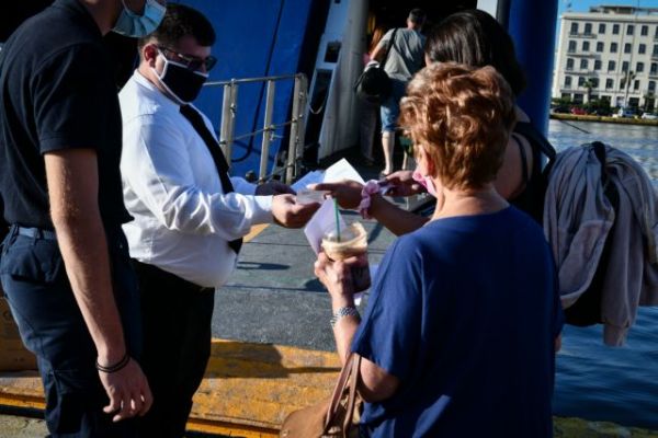 Πώς ταξιδεύουμε με πλοίο: Τα απαραίτητα έγγραφα που πρέπει να έχουν μαζί τους οι ταξιδιώτες