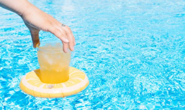 Ο άγνωστος κίνδυνος για το δέρμα όταν στύβετε λεμόνια στον ήλιο