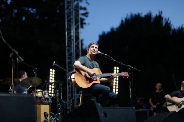 Σωκράτης Μάλαμας για Νίκαια: Δεν μπορώ να χωνέψω αυτό που έγινε – Συγκλόνισε στη συναυλία στο Κατράκειο